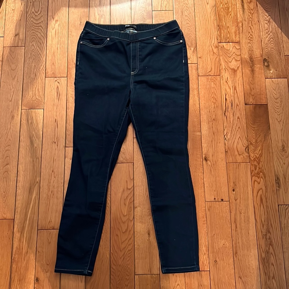 Vera Wang (L) Jean Legging